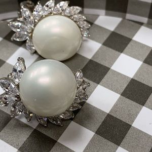 Clips with pearls and stones